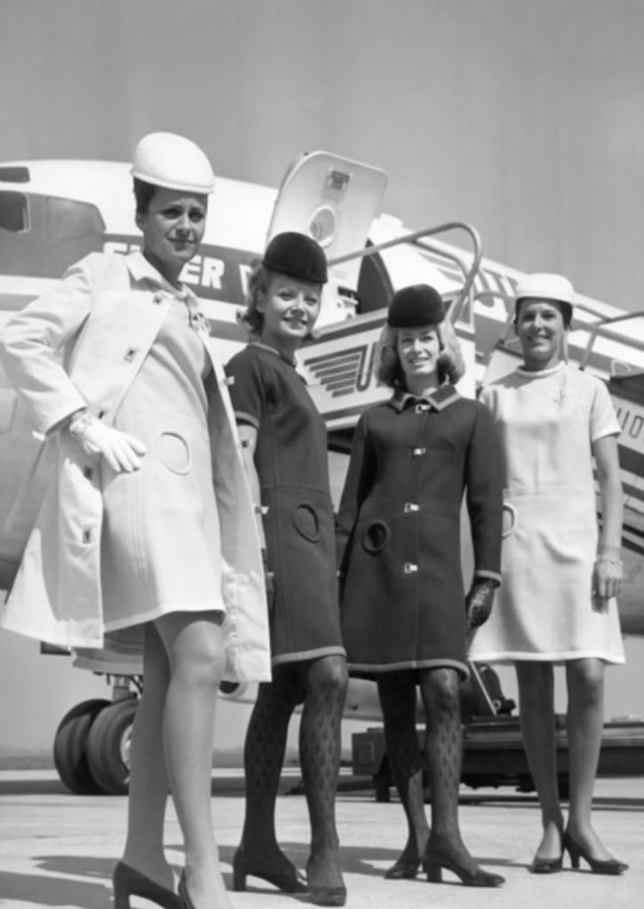 Foto: Pierre Cardin (1968) → Imagen moderna y arquitectónica, estética Space Age.