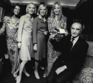 Foto: Pucci (1974) con las azafatas → prendas de punto y estampados coloristas