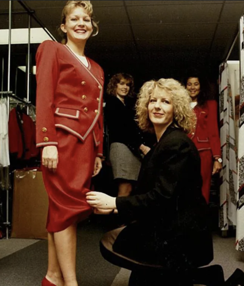 Foto: Vivienne Westwood (2013) → inspiración en la alta costura francesa de los años 40 y materiales sostenibles.